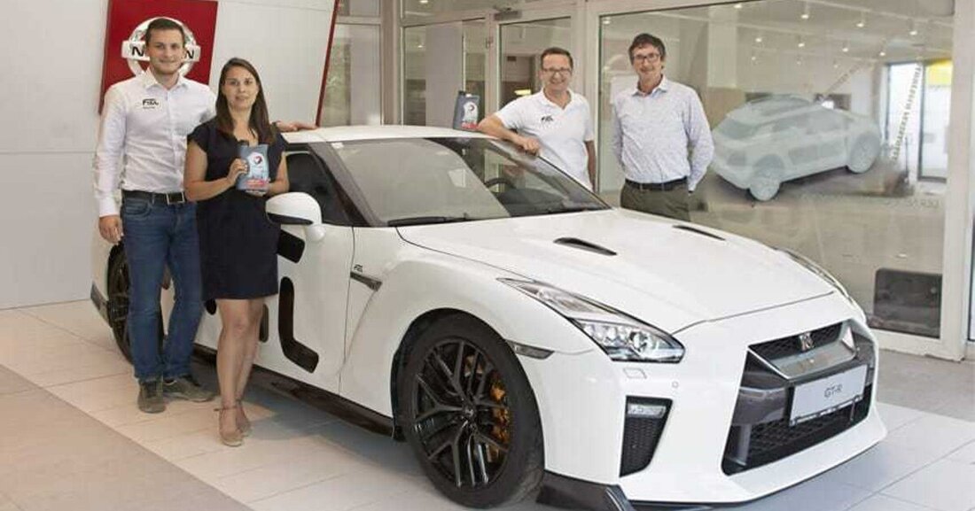 Das Geschäft für Autohändler ist geprägt von tonnenweise VERTRAGSPAPIER. Markus Figl, GF des gleichnamigen Autohauses, schließt Verträge noch anders ab.