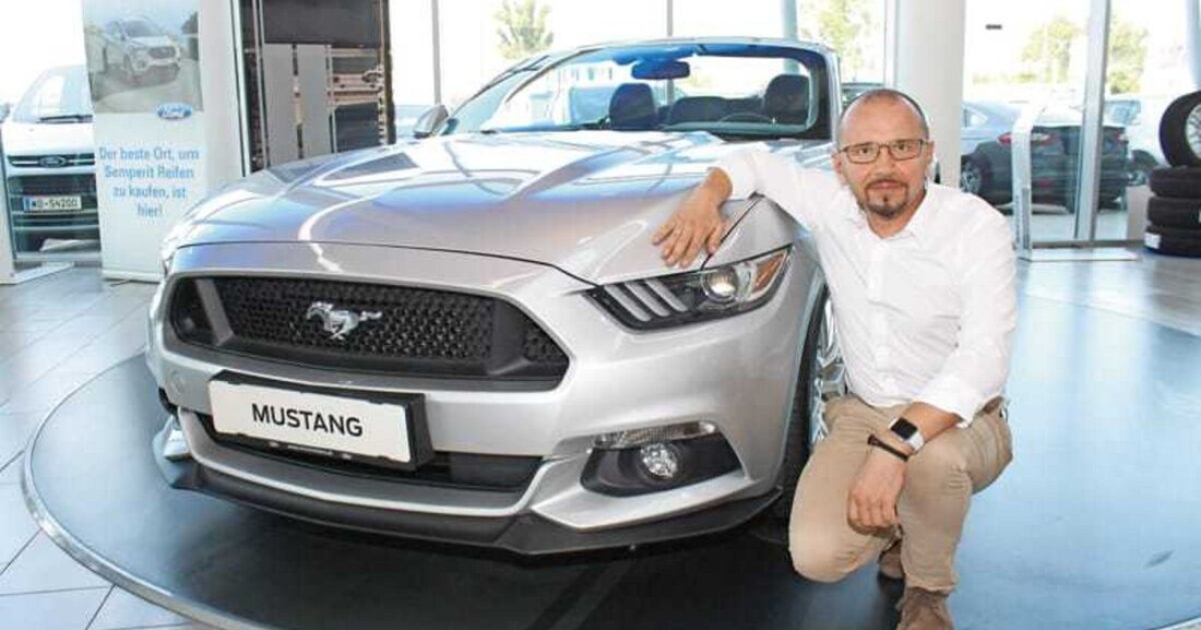 Der FORDSTORE bei MVC Motors in Wien 21, der seit Sommer 2016 für vortreffliches Kundenfeedback sorgt, ist ein veritables Kleinod. Standortleiter Dario Hajdarevic macht mit der KFZ Wirtschaft einen Rundgang.