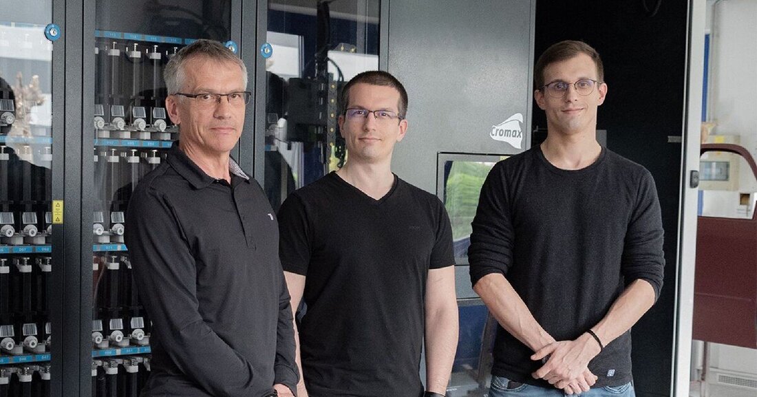 Anlässlich des Firmenjubiläums von Lack & Technik bedankt sich das Führungsteam bei seiner Kundschaft.