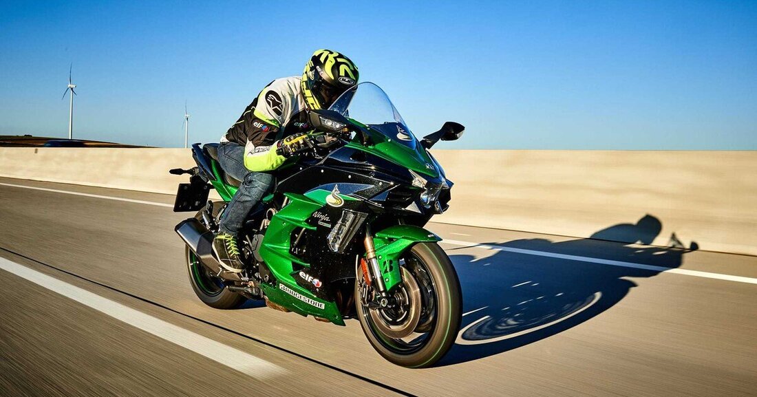 998 Kubik, Kompressor, 200 PS - alles was man für eine anständige Tour mit zwei Rädern braucht. Oder: Wie Kawasaki mit der H2 SX SE Tourensportmotorräder neu definiert.