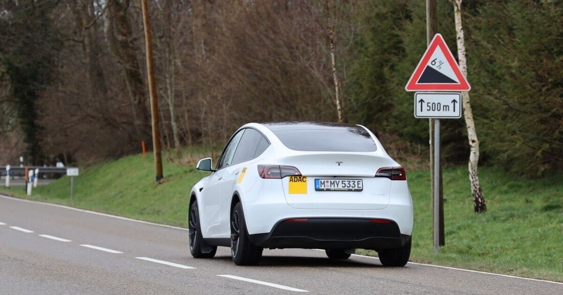 Elektroautos sind nicht nur umweltfreundlich, sondern auch äußerst effizient. Neben der optimalen Nutzung der eingesetzten Energie beim Fahren haben sie aber noch einen weiteren Vorteil: Sie gewinnen beim Bremsen Energie zurück. In einer umfangreichen Untersuchung hat der ÖAMTC nun in Zusammenarbeit mit dem ADAC Effizienz und Vorteile der sogenannten Rekuperation genauer unter die Lupe genommen. „Je nach Fahrzeugmodell können bis zu 50 Prozent der bei einer Fahrt verwendeten Energie beim Bremsen durch die Rekuperation zurückgewonnen werden“, fasst ÖAMTC-Techniker Florian Merker das beeindruckende Ergebnis zusammen. „Dadurch wird nicht nur die Reichweite erhöht, sondern auch die Umweltbelastung durch Bremsenabrieb signifikant reduziert.“ Intelligente &hellip;