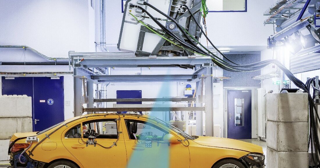 Gemeinsam mit dem Fraunhofer Institut setzt Mercedes-Benz erstmals beim Crashtest Röntgenstrahlen ein.
