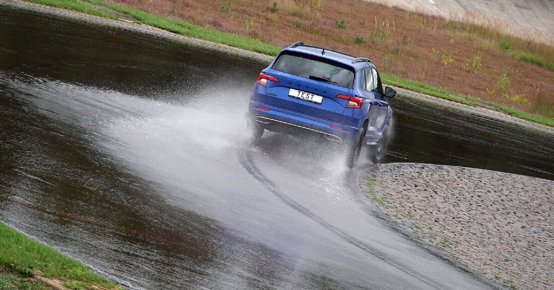 Der Mobilitätsclub testete 16 Sommerreifen der Dimension 215/55 R17, die in der Mittelklasse weit verbreitet ist.