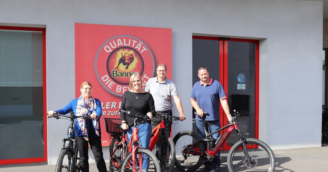 Batteriehersteller Banner bietet Lehrlingen und Studierenden neben Aus- und Weiterbildung auch Firmen-Fahrräder an.