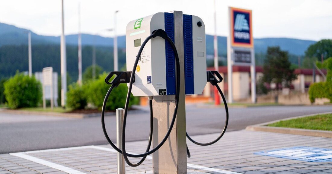 In Leoben wurde der erste von mehr als 1.500 neuen Ladepunkten auf über 450 Hofer Parkplätzen in Betrieb genommen.