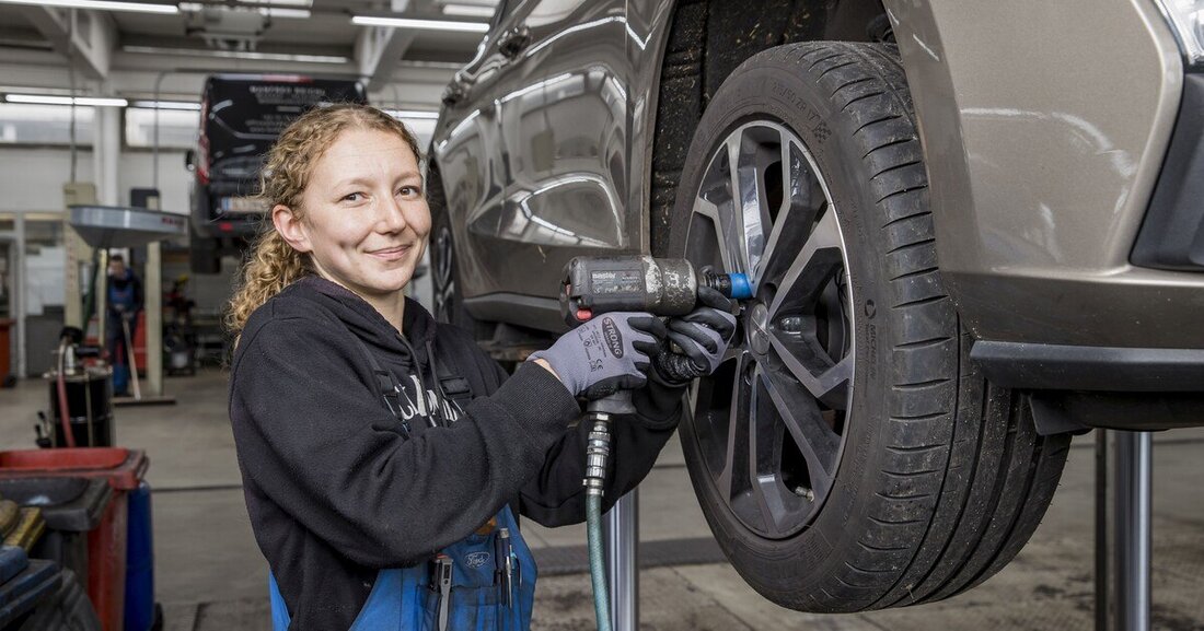 Von 1. November bis 15. April gilt die situative Winterreifenpflicht. Fachleute raten, die Pneus auch bei Plusgraden zu wechseln.