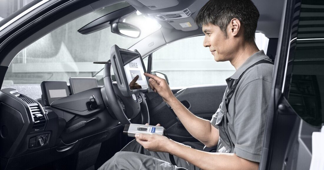 Mit Mahle-Diagnosegeräten können freie Werkstätten nun Batteriediagnosen an E-Fahrzeugen durchführen.
