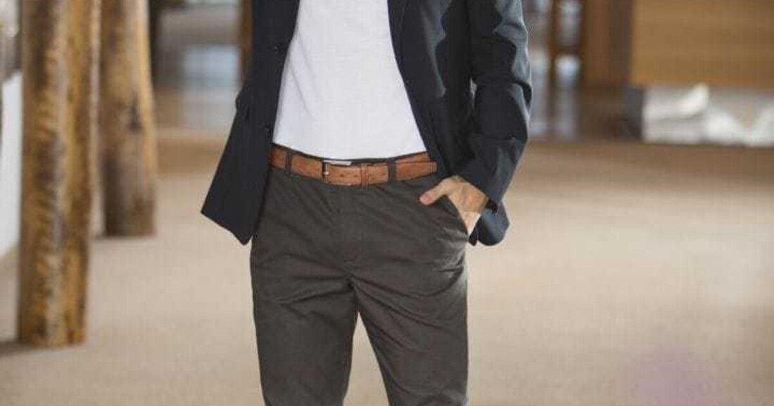 Mit dem Full-Service für Businesskleidung sorgt Textildienstleister Mewa für einen professionellen Auftritt vor dem Kunden im Autohaus. Nach der Beratung und Bedarfsermittlung wird die Kleidung im vereinbarten Tauschrhythmus abgeholt, gewaschen und sauber wieder angeliefert. Mit Chinohose und frischem Hemd bzw. frischer Bluse machen Service-Mitarbeiter und Kundenberater stets einen guten Eindruck. Ein eingesticktes Logo oder ein eingestickter Name erhöhen den Wert der tragbaren „Visitenkarte“ zusätzlich. „Wir beraten vor Ort bei der Wahl der passenden Kleidungsstücke. Anschließend wird Maß genommen und die Kleidung individuell angepasst“, erklärt Bernd Feketeföldi, kaufmännischer Geschäftsführer bei Mewa Österreich. Für den sportlich-eleganten Businesslook empfiehlt der Experte zum Beispiel &hellip;