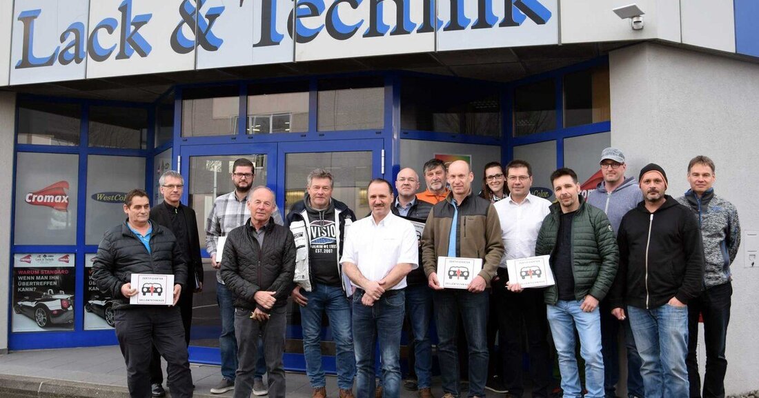 Die Teilnehmer der Weiterbildungsveranstaltung „HV1 für Dellentechniker“ exklusiv für Mitglieder des österreichischen Netzwerks Dellenteam wissen nun bestens Bescheid, was bei Zerlegearbeiten und Dellenreparaturen an Elektrofahrzeugen zu beachten ist. Im Fokus standen auch Arbeitsschutz und Haftungsfragen bei Arbeiten an E-Autos. Die Veranstaltung hat im modernen Schulungszentrum von Lack & Technik in Linz stattgefunden.