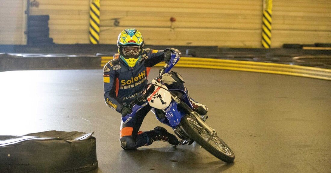 Mit 125er-Kinder-Motocrossbikes in einer GoKart-Halle das Motorradfahren lernen? Klingt verrückt, oder? Dachte ich auch, bis ich selbst draufgesessen bin und eines meiner besten Zweiraderlebnisse ever hatte. Oder: Wie man sicher und kinderleicht das Driften mit dem Motorrad lernt. 