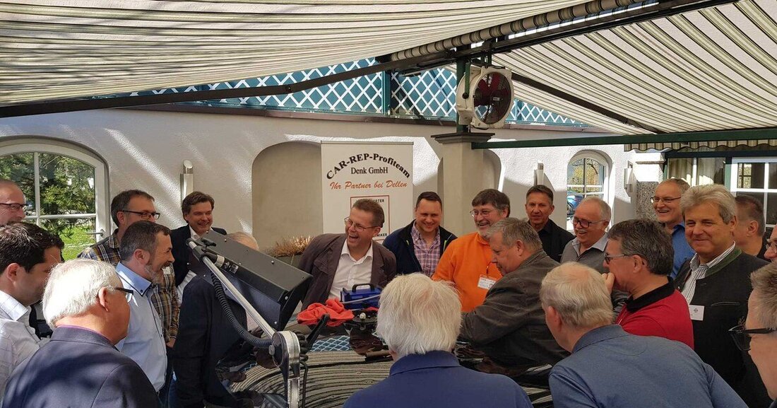 Dellenteam-Gründer Arthur Clark und Dominik Denk, GF von CarRep,  hielten Anfang April einen Vortrag beim Weiterbildungsseminar der KFZ-SV-Union Österreich. Über 100 Teilnehmer informierten sich über den aktuellen Stand der Technik bei der Dellenreparatur. 