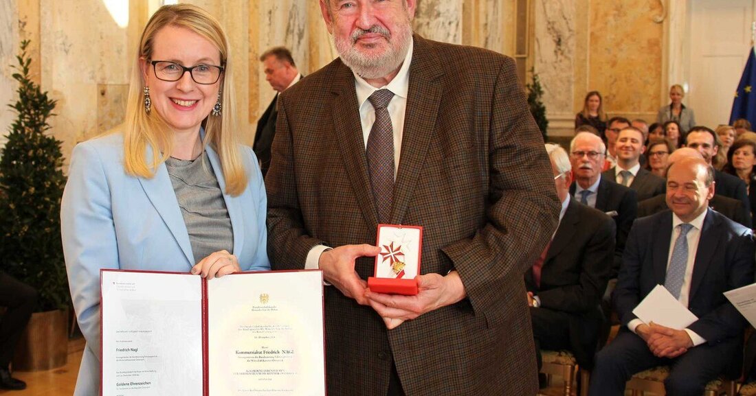 Am 2. April 2019 erhielt Friedrich Nagl das Goldene Ehrenzeichen für Verdienste um die Republik Österreich aus den Händen von Wirtschaftsministerin Margarete Schramböck.