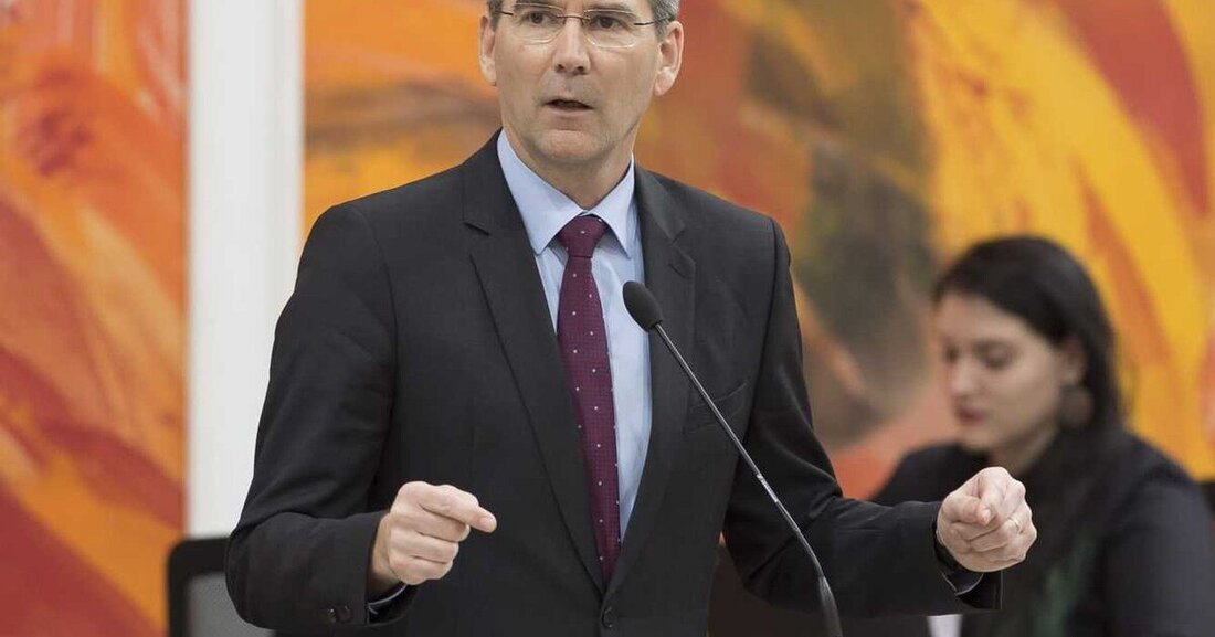 Die Bundesregierung möchte E-Autos, Hybrid-Modelle und CO2-arme Autos zukünftig steuerlich begünstigen. Emissionsreiche Modelle sollen spürbar teurer werden.