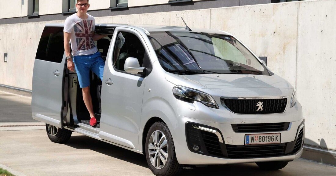 Der Peugeot Traveller, hier in der Business VIP L2-Ausstattung, ist ein richtig praktischer Van für bis zu sieben Personen und glänzt mit einer sympathischen Eigenschaft