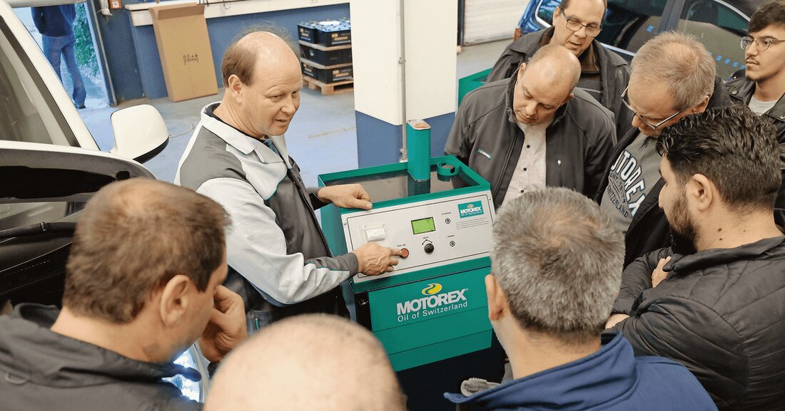 Motorex hat ein Gerät entwickelt, das den ÖLWECHSEL bei DSG- und Automatikgetrieben automatisch, schnell und gründlich durchführt – ein Service, das im Zuge des Trends zu Automatikgetrieben und Hybridfahrzeugen immer öfter nachgefragt wird.
