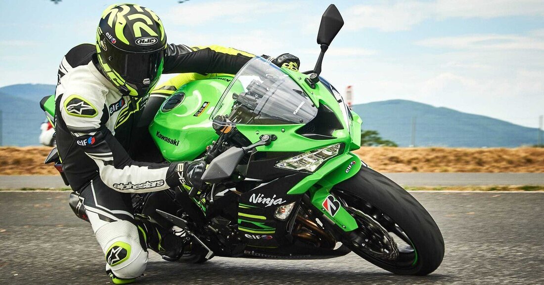 Kawasaki bietet mit der Ninja ZX-6R eine der letzten 600er-Supersportlerinnen an. Sie ist eine direkte Konkurrentin zur Yamaha YZF-6R, fährt sich aber komplett anders. Zwei Welten prallen aufeinander. Am Ende ist es mal wieder eine Geschmacksfrage - und eine Frage der körperlichen Verfassung.
