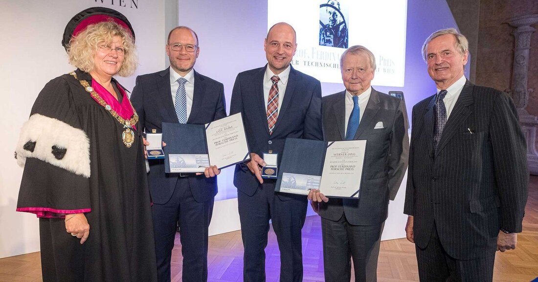 Uwe Baake (Daimler Trucks) und Werner Lang (Mekra Lang) entwickelten ein innovatives Kamerasystem für Lkw und erhielten dafür den Ferdinand Porsche Preis.