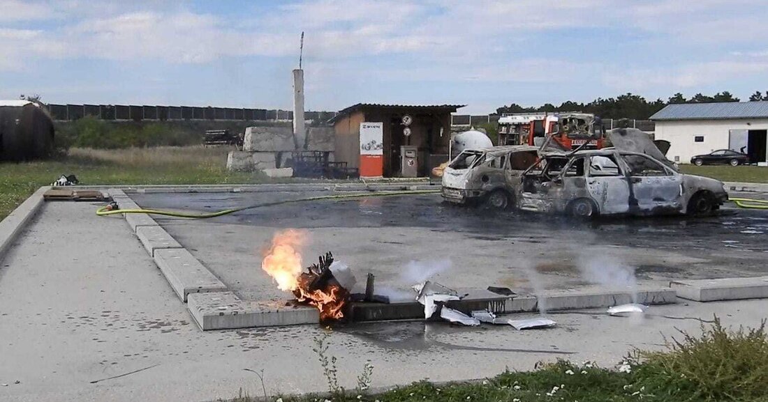 Im Rahmen von Brand- und Löschversuchen auf einem Testgelände in Niederösterreich musste die Bundesfeuerwehr feststellen, dass brennende Batterien von E-Fahrzeugen nur gekühlt, aber nicht gelöscht werden können. Der hier gezeigte Versuch, den Brand mit einem Cobra-Schneid-Löschgerät zu bekämpfen, führte gar zur Explosion der Zellen.