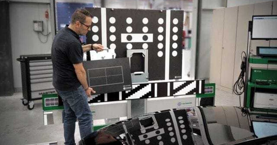 Die Hella Gutmann- Diagnosegeräte mega macs ermöglichen in Kombination mit der Kalibriervorrichtung CSC-Tool genaue ADAS-Kalibrierungen nach den Vorgaben der Autohersteller.