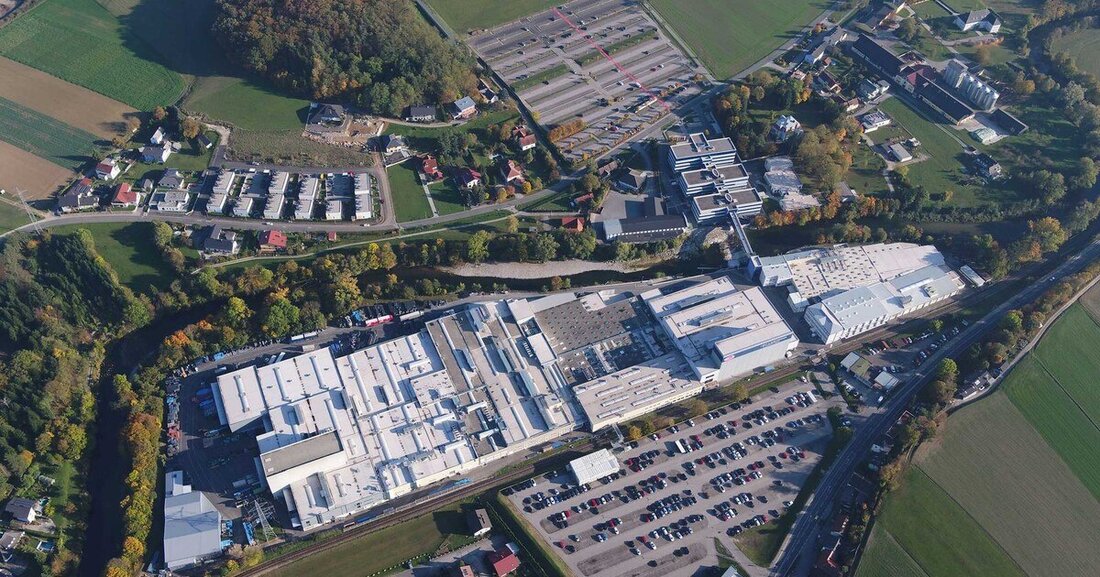 Da die bisherigen Lagerflächen am Stammsitz der ZKW Group an ihrer Kapazitätsgrenze angelangt sind, errichtet der Lichtsysteme-Hersteller ein neues Logistikgebäude.