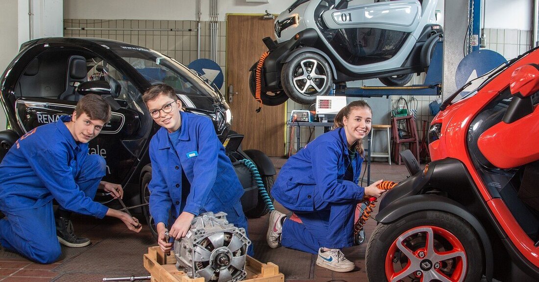 Schülerinnen und Schüler des TGM in Wien üben nun an Elektroautos. Die Abteilung Maschinenbau schaffte gleich drei Renault Twizy an, um junge Techniker auf die Zukunft vorzubereiten. 
