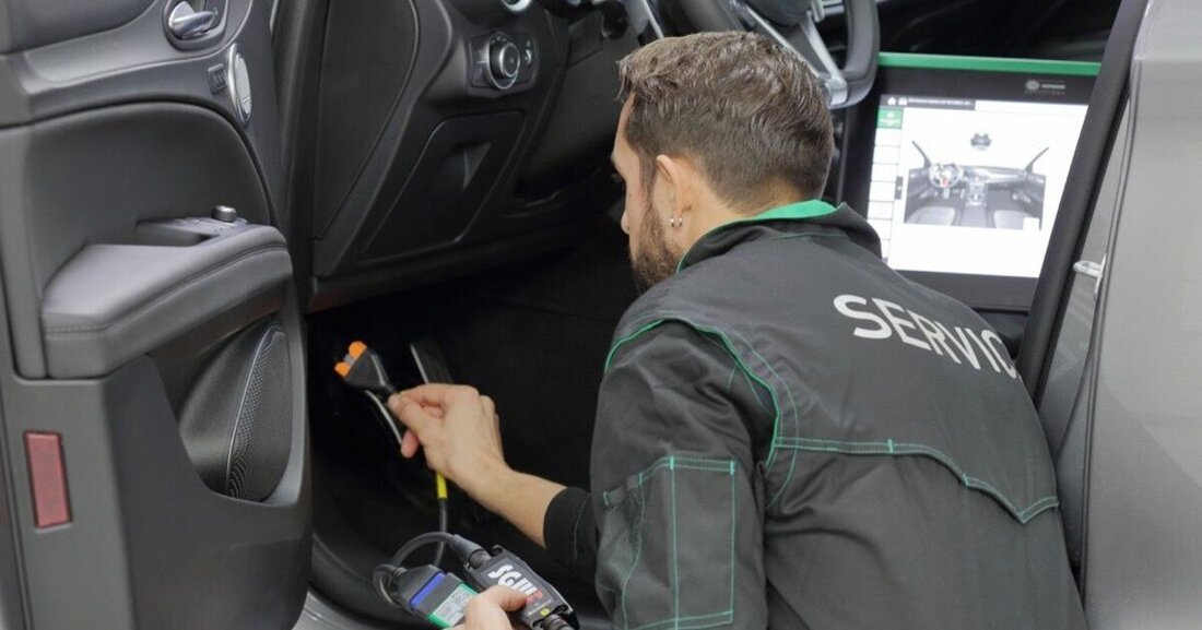 Der gewohnte Diagnosezugang über die OBD-Schnittstelle wird von den Herstellern zunehmend eingeschränkt, um Hackerangriffe abzuwehren. Hella Gutmann hat dazu die passenden Schlüssel.