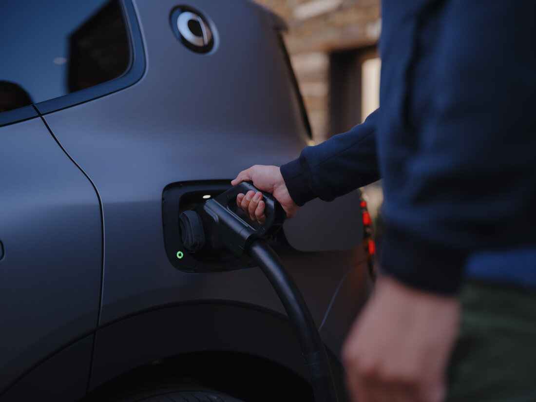 Eine Studie von AutoScout24 zeigt: Gebrauchte Elektroautos werden günstiger, das Interesse der Käufer nimmt deutlich zu. Vor allem junge Menschen und Städter zeigen sich aufgeschlossener für Elektromobilität.