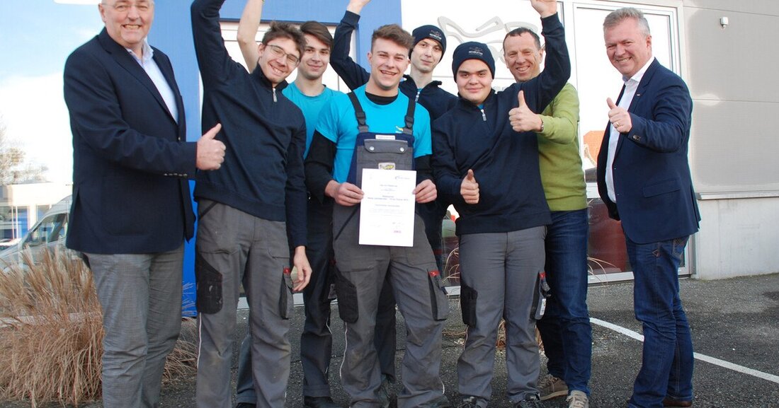 Fischerleitner Karosseriebau freut sich über eine weitere Auszeichnung: Der Rieder Familienbetrieb mit knapp über 30 Mitarbeitern gehört zu den besten Lehrbetrieben Österreichs.