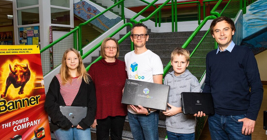 Der oberösterreichische Batteriehersteller Banner unterstützt die Neue Mittelschule in Hart (Leonding) bei der Anschaffung von 25 Laptops.