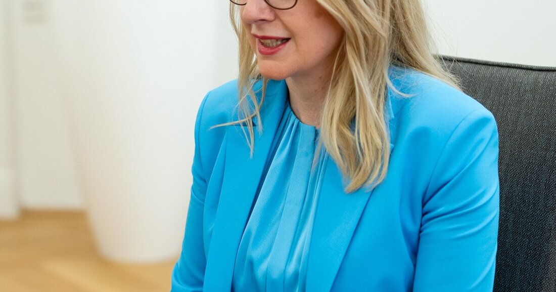 Wirtschaftsministerin Margarete Schramböck hat sich zum Interview bereit erklärt. Sie erklärt, worauf Betriebe in der gegenwärtigen Corina-Krise vertrauen können. Priorität habe, Mitarbeiter zu halten.