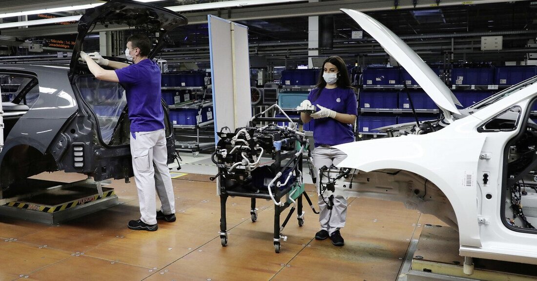 Die Werke der Marke Volkswagen Pkw fahren nach der ersten Welle der Corona-Krise die Produktion stufenweise wieder an.
