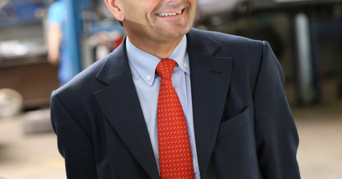 Ziel müsse es jetzt sein, die Erholung der heimischen Wirtschaft zu beschleunigen, so Professor Burkhard Ernst, Obmann des Wiener Fahrzeughandels. Er fordert von der Bundesregierung kurzfristig eine Ökoprämie einzuführen, um den Kauf von Neufahrzeugen zu unterstützen.