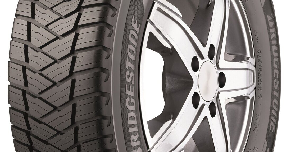 Bridgestone präsentiert den Duravis All Season mit dem EU-Reifenlabel A im Bereich Nasshaftung.