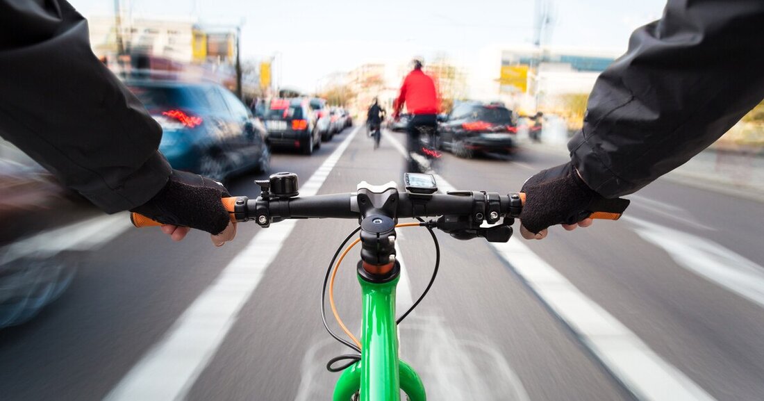 Die Ruhe während des Lockdowns ist verflogen - Gott sei Dank kann man aus wirtschaftlicher Sicht nur sagen. Allerdings tobt damit wieder der Kampf zwischen Radlern, Motorradfahrern und Autofahrern auf Österreichs Straßen. Wie diese wirklich übereinander denken, hat AutoScout24 in einer Umfrage erhoben. Eine Gruppe schneidet dabei besonders schlecht ab.