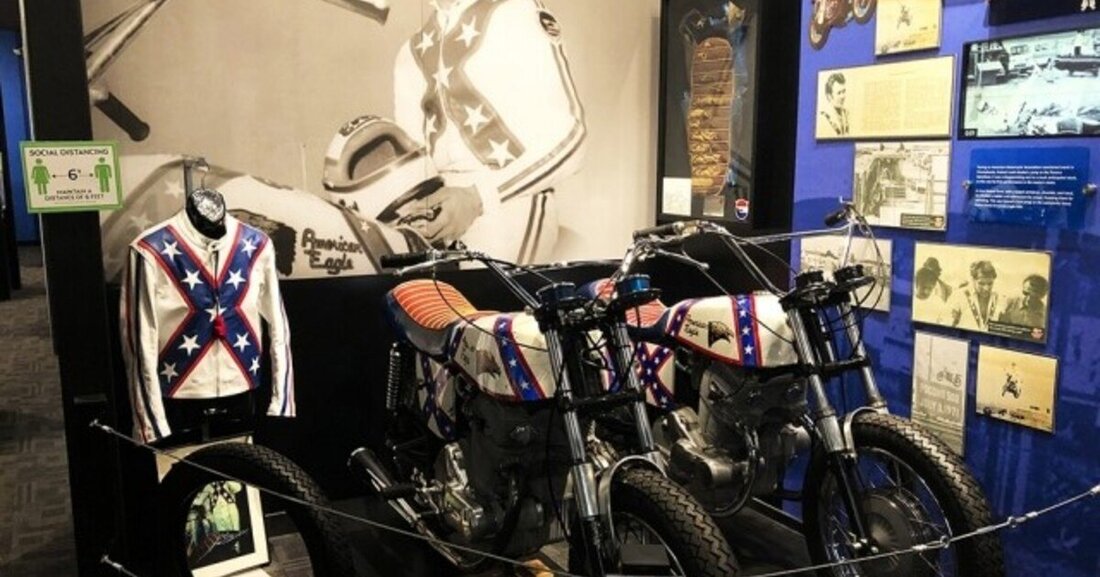 Ein Motorrad des legendären Stuntman Evel Knievel wurde in Montana aufgefunden und restauriert. Avon Tyres steuerte die Vintage-Reifen bei.