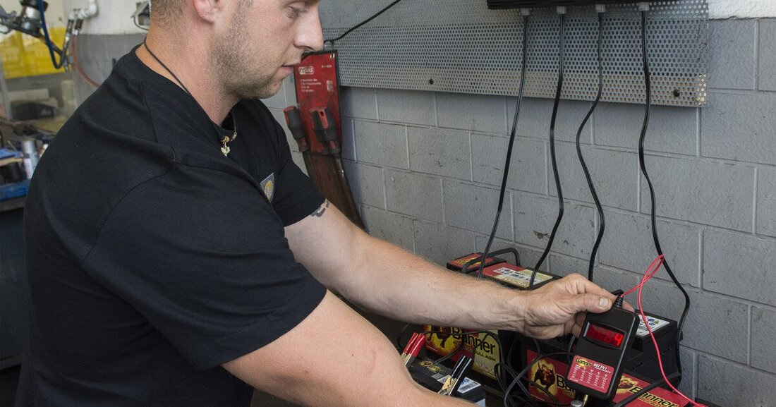Die Starterbatterie in einem Auto sorgt für das zuverlässige Anspringen im Winter wie im Sommer. Doch was setzt einer Autobatterie mehr zu: heiße Sommertage oder frostige Kälte?
