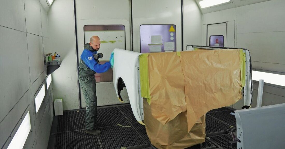 Mit dem Paint PerformAir bringt Akzo Nobel die ­Automatisierung in die Lackierkabine und verspricht Einsparungen und bessere Arbeitsbedingungen für Lackierer. Die KFZ Wirtschaft hat sich das Gerät vor Ort in einem Autohaus in Niederösterreich angeschaut. 