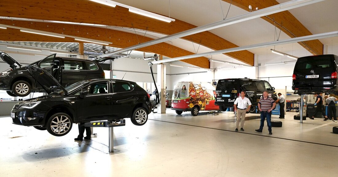 Das Autohaus Bathelt am Rande von Bad Aussee ist eine imposante Erscheinung im sonst so lieblich traditionellen Ort. Inhaber Walter Bathelt hat bewusst modern und nachhaltig für die noch offene Zukunft gebaut.