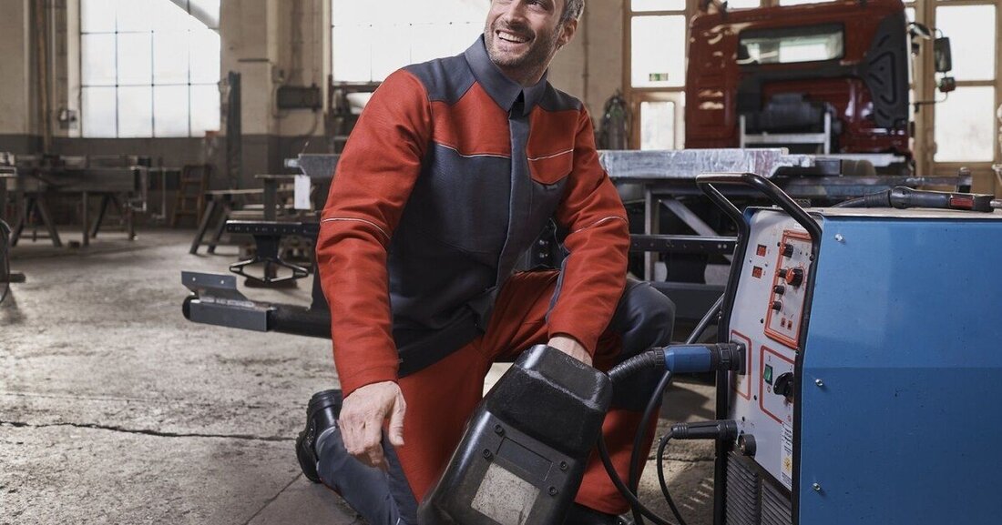 Unternehmer, die ihre Mitarbeiter mit Arbeits- oder Schutzkleidung ausstatten, können die Ausgaben für Anschaffung, Pflege und Instandhaltung von der Steuer absetzen.