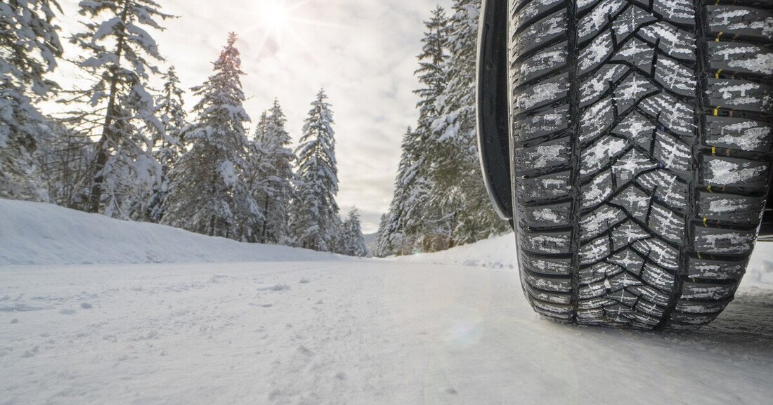 Eine Blitzumfrage des Branchenverbands VRÖ zeigt, dass die Situation im Reifenhandel zwar angespannt ist, aber nicht dramatisch. Im Wintergeschäft spielte das Wetter optimal mit, sodass eine Umsteck-Quote auf Winterreifen von 96% ermittelt wurde.