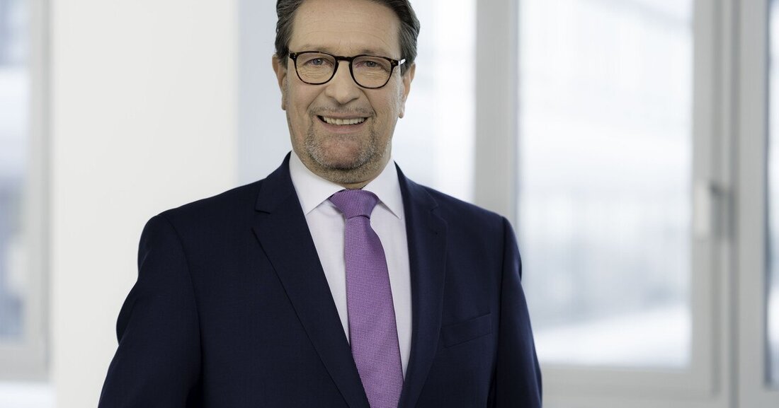 Tassilo Rodlauer ist zurück im Chefsessel bei Goodyear Dunlop Austria. Der erfahrene Reifenprofi blickt auf ein schwieriges Jahr zurück, erkennt im Reifen aber ein stabiles Geschäftsfeld – auch wenn die Zukunft elektrisch fahren sollte. 