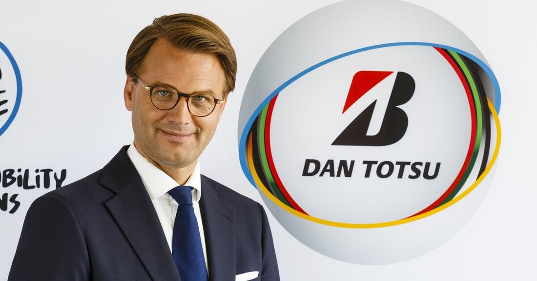 In einem Exklusiv-Interview mit Christian Mühlhäuser, Managing Director Bridgestone Central Europe, erfahren wir, welche Aufgaben der Reifen der Zukunft meistern muss und welche enormen Unterschiede E-Autos in der Reifenentwicklung verlangen. 