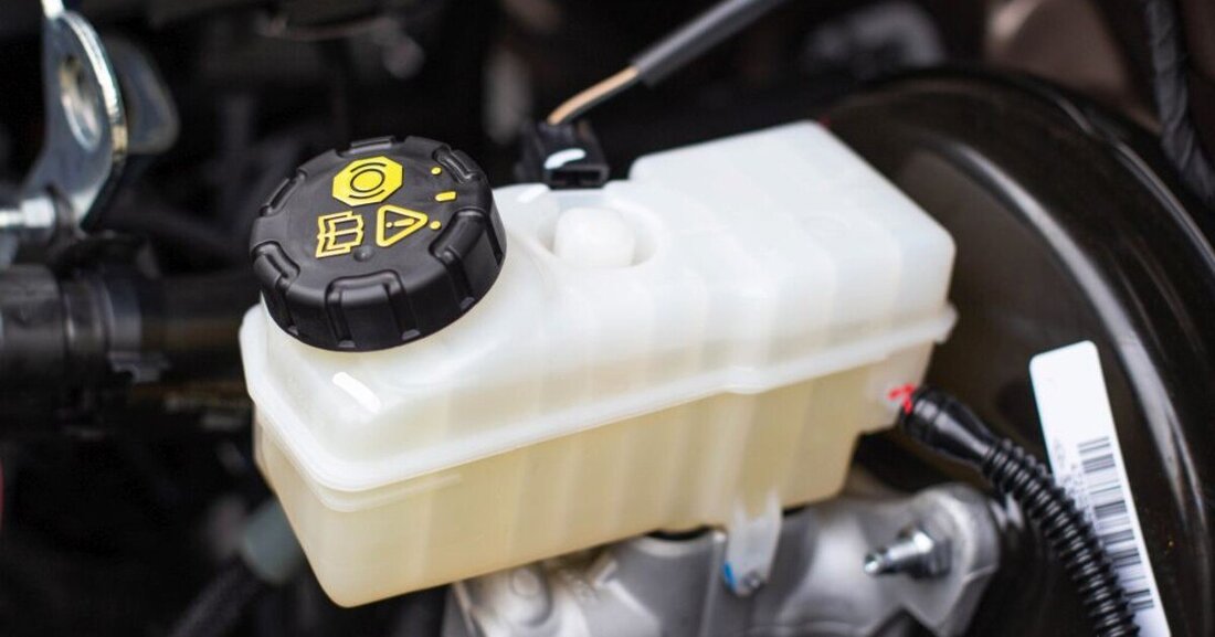 Die Messung der Bremsflüssigkeit ist im Rahmen der §57a-Überprüfung längst obligatorisch. Nicht nur etwaige Mängel, sondern auch die erforderlichen Testgeräte werden im Mängelkatalog genau definiert.