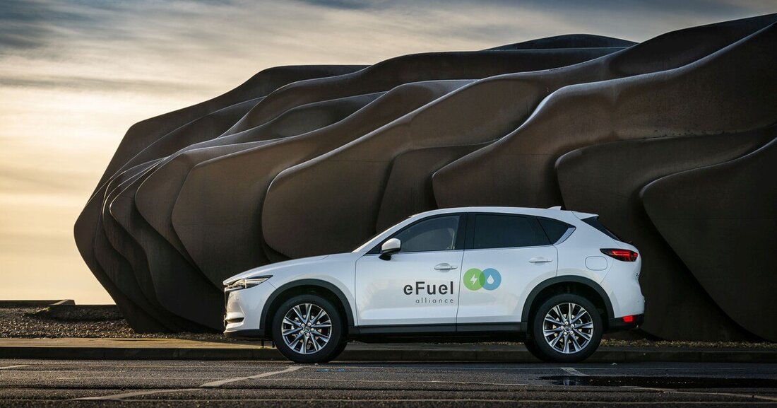 Mazda steigt als erster Automobilhersteller in die europäische eFuel Alliance ein. Ziel der Initiative ist, mit CO2-neutralen synthetischen Kraftstoffen die klimaschädlichen Emissionen zu senken.