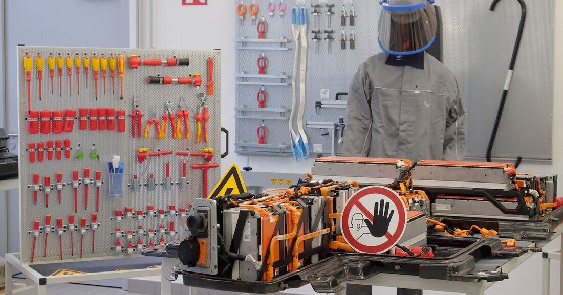 Hochvolt-Experte Deniz Kartal erklärt in einem Webinar am 5. Mai um 15:00, welche Zertifikate, Werkzeuge und Schutzausrüstungen eine freie Kfz-Werkstatt benötigt, um Kunden mit Hybridfahrzeugen oder Elektroautos betreuen zu können. Das Webinar ist ein Service des Österreichischen Wirtschaftsverlages, die Teilnahme ist kostenlos.