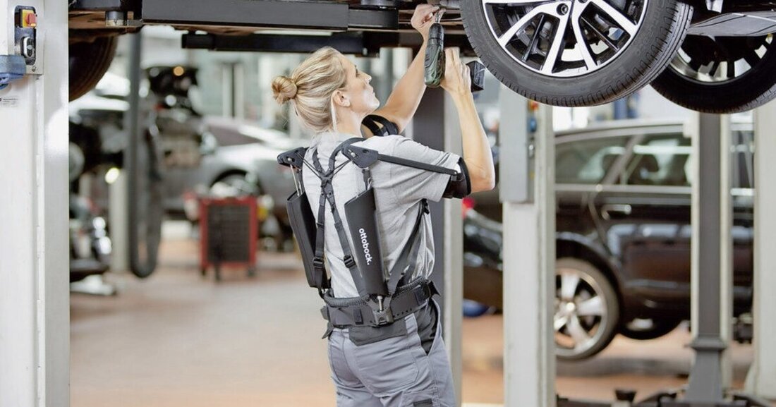Exoskelette könnten bald ein alltägliches Werkzeug in heimischen Betrieben werden und finden gerade in der Autobranche häufig Anwendung. Doch sind sie wirklich die Lösung zum besseren Arbeitnehmer-Schutz? 