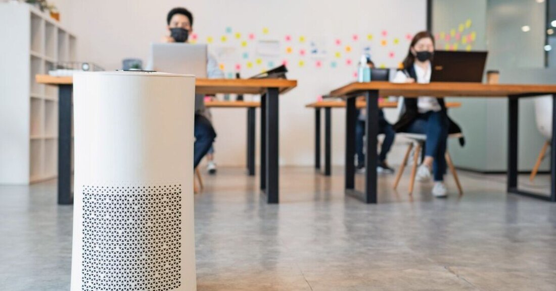 In geschlossenen Räumen können Luftraumfilter Aerosole und Viren zuverlässig aus der Luft entfernen. Bei der ­Anschaffung sind ausreichende Dimensionierung und die ­passende Filtertechnologie entscheidend. 