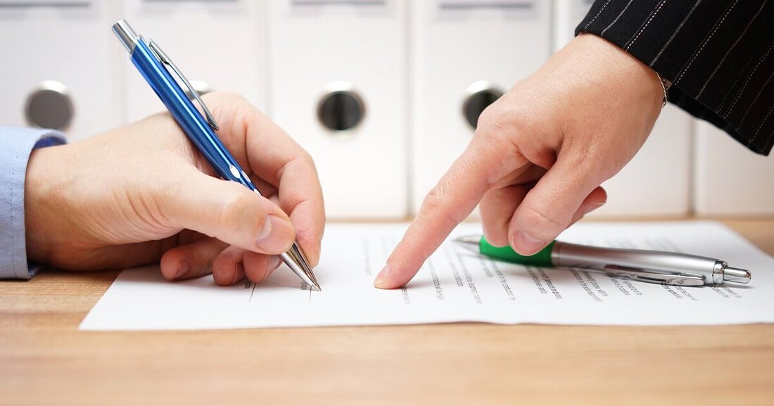 Auch wenn man in der Branche so etwas erwartet hatte, so kamen der Zeitpunkt sowie die Art und Weise wie dies erfolgte, nun doch unverhofft: Der Stellantis-Konzern ordnet seinen Vertrieb neu und hat seine Händler per Monatsende gekündigt. 