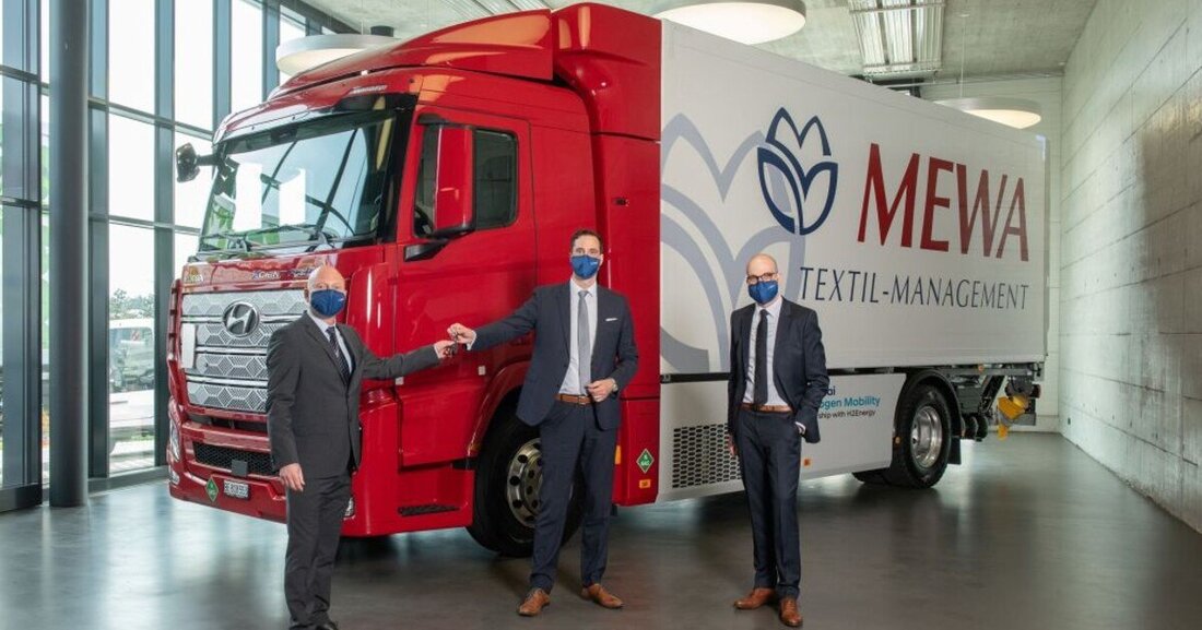 Wasserstoff statt CO2: Mewa Textilmanagement hat in der Schweiz einer Wasserstoff-Lkw von Hyundai ausgefasst und beliefert damit emissionsfrei seine Kunden. 