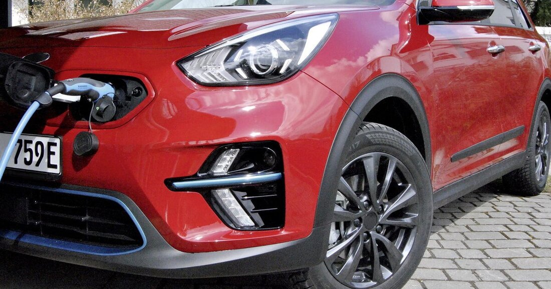 Die E-Autohersteller rüsten ihre Modelle mit Reifen aus, die speziell auf niedrigen Rollwiderstand optimiert sind. Solche Reifen empfehlen die Experten des TÜV SÜD auch bei Ersatzbedarf.